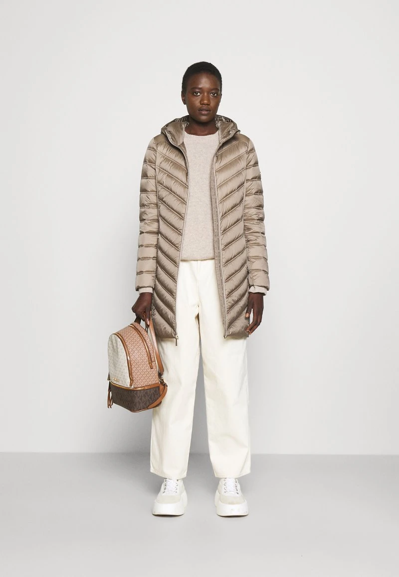 MICHAEL Michael Kors Damen LONG PACKABLE PUFFER - Daunenmantel - Taupe 4 MICHAEL Michael Kors Damen LONG PACKABLE PUFFER - Daunenmantel - Taupe – Bild 2