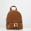MICHAEL Michael Kors Damen RHEA ZIP XS BACKPACK - Tagesrucksack - Tan 1 MICHAEL Michael Kors Damen RHEA ZIP XS BACKPACK - Tagesrucksack - Tan -Michael Kors Verkäufe 140baccbc52c4fac8936f218f042fdb6