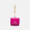 MICHAEL Michael Kors Damen TRAVEL ACCESSORIES CLIPCASE FOR AIRPODS - Sonstige Accessoires - Wild Berry -Michael Kors Verkäufe 3b2cc48bc72943529ed8a9aef3b90054