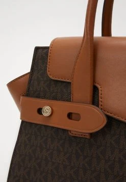 MICHAEL Michael Kors Damen CARMEN FLAP BELTED SATCHEL - Handtasche - Brown/acorn -Michael Kors Verkäufe 3b606aa7fedc411ba886175365311576