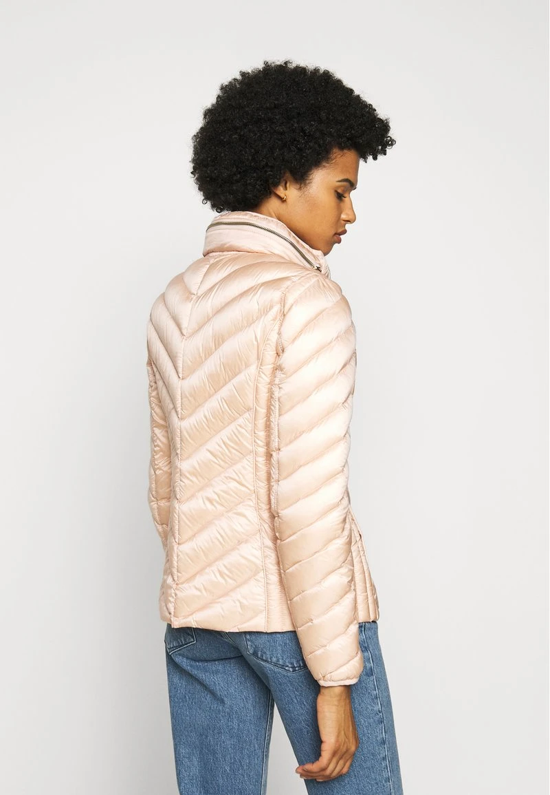 SHORT PACKABLE PUFFER - Daunenjacke - powder blush MICHAEL Michael Kors Damen SHORT PACKABLE PUFFER - Daunenjacke - Powder Blush -Michael Kors Verkäufe 3e896ee22a6f4f5ead523e57987ac560