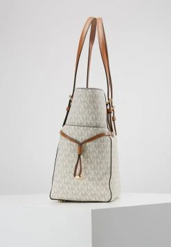 MICHAEL Michael Kors Damen VOYAGER SIGNATURE TOTE - Handtasche - Vanilla -Michael Kors Verkäufe 44b171ebb37b4ff79797ca83e581b28b