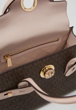 MICHAEL Michael Kors Damen CARMEN FLAP SATCHEL SEMI LUX - Handtasche - Brown/softpink -Michael Kors Verkäufe 5c175caccd3743bb862ae7f2f6795b2f