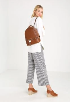 MICHAEL Michael Kors Damen RHEA ZIP BACKPACK SMALL - Tagesrucksack - Luggage 9 MICHAEL Michael Kors Damen RHEA ZIP BACKPACK SMALL - Tagesrucksack - Luggage -Michael Kors Verkäufe 633695beecff42a7b09a4c7fbdd5b6a9