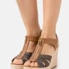 MICHAEL Michael Kors Damen BERKLEY WEDGE - Plateausandalette - Brown/acorn -Michael Kors Verkäufe 67a34d397cc143899afc694df2a049b5