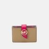 MICHAEL Michael Kors Damen GREENWICH XS ACCORDIAN CARD CASE - Geldbörse - Rubn Red 2 MICHAEL Michael Kors Damen GREENWICH XS ACCORDIAN CARD CASE - Geldbörse - Rubn Red -Michael Kors Verkäufe 6b7b24bf11d84866b14cd8180e96a7e8