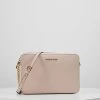 MICHAEL Michael Kors Damen JET SET TRAVEL CROSSBODY - Umhängetasche - Soft Pink 2 MICHAEL Michael Kors Damen JET SET TRAVEL CROSSBODY - Umhängetasche - Soft Pink -Michael Kors Verkäufe 721eb310f2e94e958883f0c51865f168