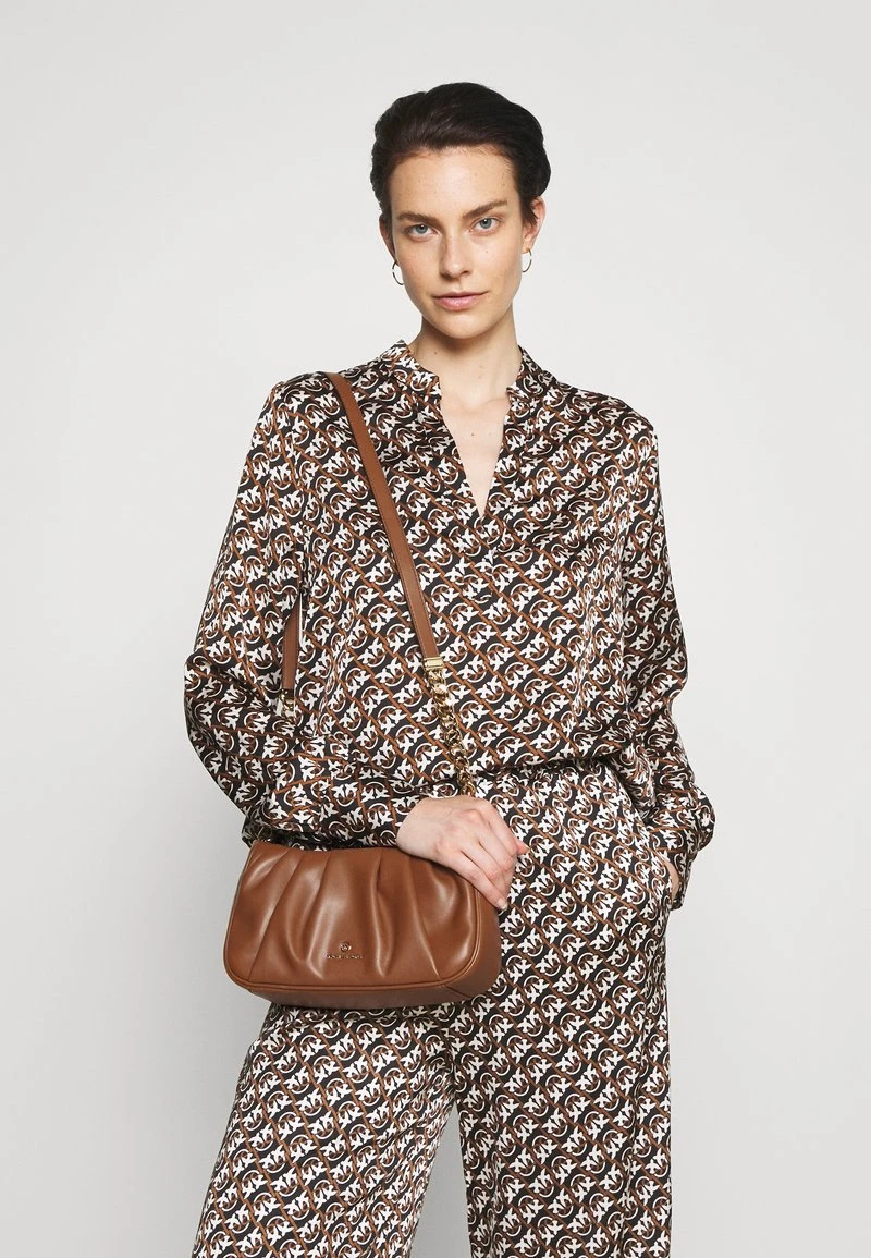 HANNAH - Umhängetasche - luggage MICHAEL Michael Kors Damen HANNAH - Umhängetasche - Luggage -Michael Kors Verkäufe 7547dce3ae7e443498ac985dd3510312