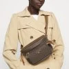 MICHAEL Michael Kors Damen SLATER SLING PACK - Umhängetasche - Brown/acorn -Michael Kors Verkäufe b047391cbe5549dc88af6f1fd5c82ef9