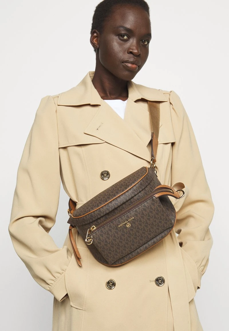 MICHAEL Michael Kors Damen SLATER SLING PACK - Umhängetasche - Brown/acorn 3 MICHAEL Michael Kors Damen SLATER SLING PACK - Umhängetasche - Brown/acorn