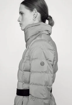 MICHAEL Michael Kors Damen ULTRA BELTED HORIZONTAL QUILTED JACKET - Daunenjacke - Taupe -Michael Kors Verkäufe b331fdafdb7d46f29363adce676e550d