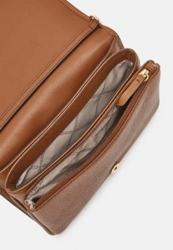 MICHAEL Michael Kors Damen JET CHARM ACCORDIAN FLAP - Umhängetasche - Brown 10 MICHAEL Michael Kors Damen JET CHARM ACCORDIAN FLAP - Umhängetasche - Brown -Michael Kors Verkäufe b9bd4b697df148c0a4b73f4214f29993