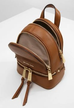 MICHAEL Michael Kors Damen RHEA ZIP XS BACKPACK - Tagesrucksack - Tan -Michael Kors Verkäufe c2331879b6244c0496020b866f760923