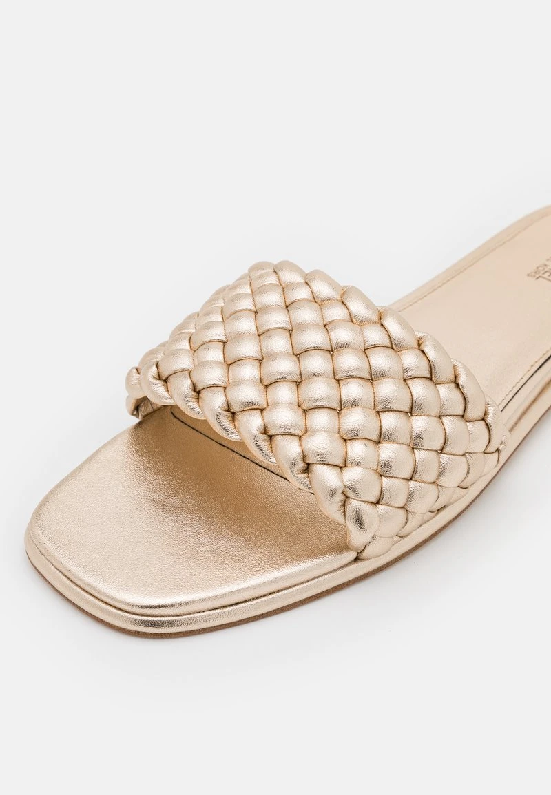 MICHAEL Michael Kors Damen AMELIA FLAT - Pantolette Flach - Antique Gold 8 MICHAEL Michael Kors Damen AMELIA FLAT - Pantolette Flach - Antique Gold – Bild 6