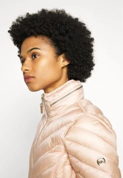 MICHAEL Michael Kors Damen SHORT PACKABLE PUFFER - Daunenjacke - Powder Blush 6 MICHAEL Michael Kors Damen SHORT PACKABLE PUFFER - Daunenjacke - Powder Blush -Michael Kors Verkäufe d58783ee805c40ba9e2067c0e86844e8