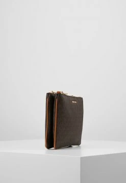 MICHAEL Michael Kors Damen CROSSBODIES POUCH XBODY - Umhängetasche - Brown -Michael Kors Verkäufe d5a7018d549d4a1bbcf27c59af9da9cb