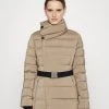 MICHAEL Michael Kors Damen ULTRA BELTED HORIZONTAL QUILTED JACKET - Daunenjacke - Taupe -Michael Kors Verkäufe ececda00b5114f369e39991f5c29066e
