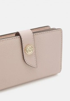 MICHAEL Michael Kors Damen CHARM WALLET - Geldbörse - Soft Pink 13 MICHAEL Michael Kors Damen CHARM WALLET - Geldbörse - Soft Pink -Michael Kors Verkäufe f5f3b8d0908c4e6f9ed6989560732382